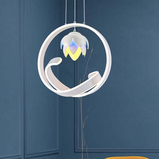 Lustre suspendu à LED Lotus : style moderne pour la décoration de la salle à manger en blanc