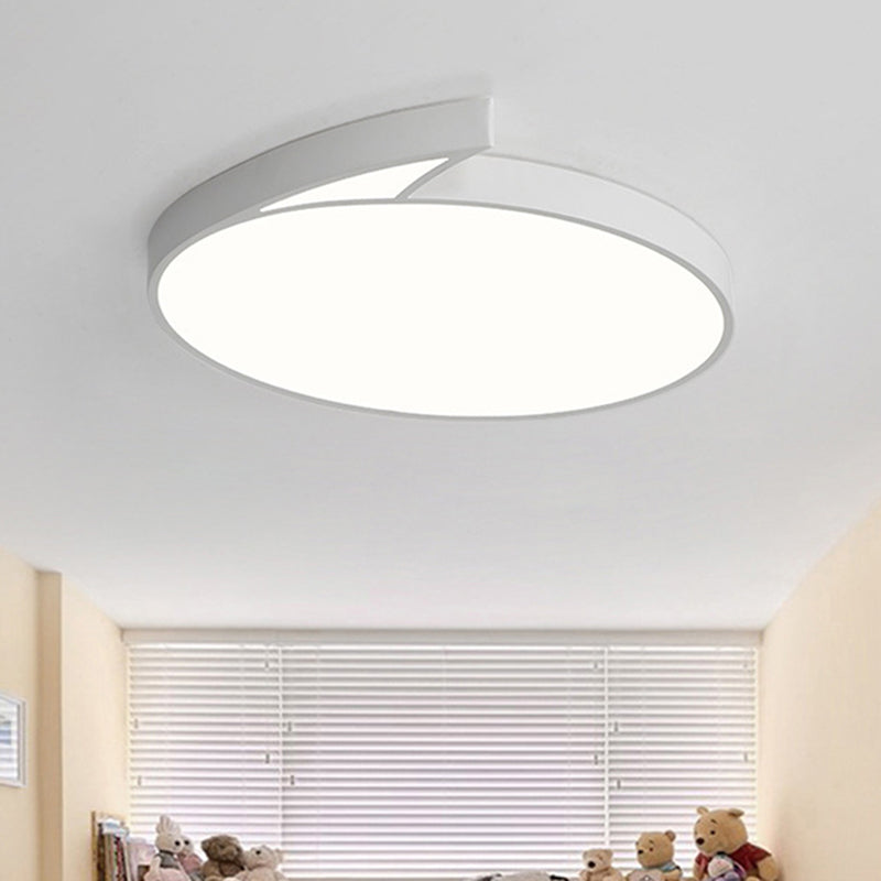 Modern Round Flush-Mount Ceiling Light - Black/White 18"/21.5" LED Acrylic Flushmount with Fin Detail in White/Warm Light
