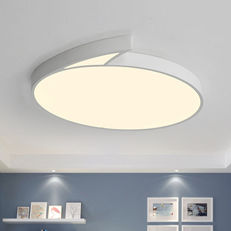 Modern Round Flush-Mount Ceiling Light - Black/White 18"/21.5" LED Acrylic Flushmount with Fin Detail in White/Warm Light