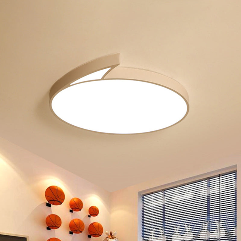 Modern Round Flush-Mount Ceiling Light - Black/White 18"/21.5" LED Acrylic Flushmount with Fin Detail in White/Warm Light