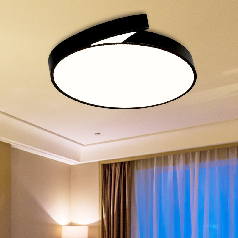 Modern Round Flush-Mount Ceiling Light - Black/White 18"/21.5" LED Acrylic Flushmount with Fin Detail in White/Warm Light