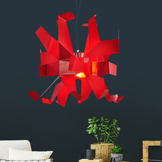 Lampe à suspension contemporaine en métal rouge avec design abstrait et 1 ampoule