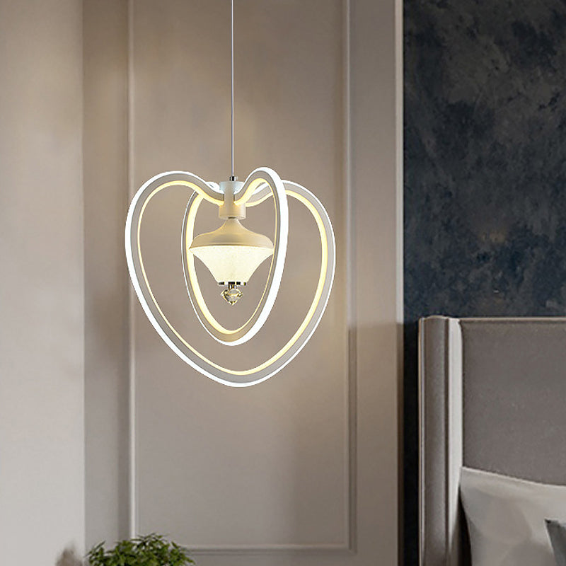Plafonnier LED suspendu en acrylique avec cadre en forme de cœur, suspension blanche avec accent en diamant