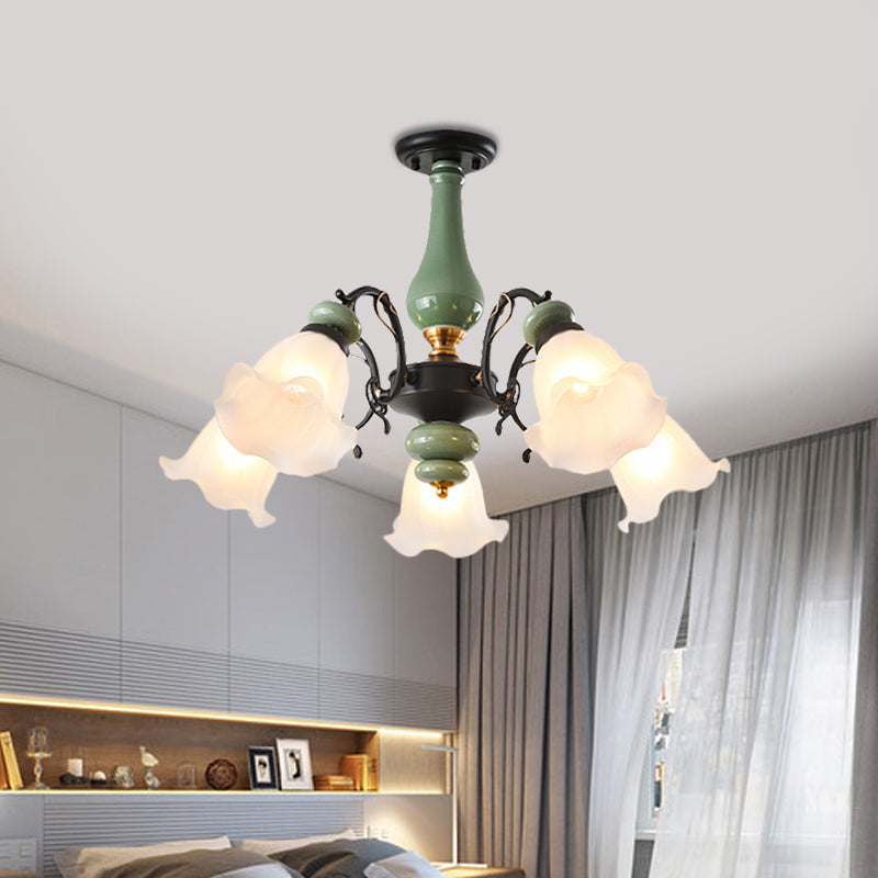 Plafonnier semi-monté en verre opale à motif floral doré/noir avec 3/5 têtes d'éclairage traditionnelles - Parfait pour les chambres