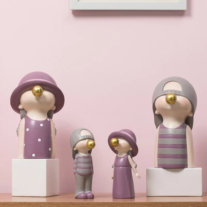 Figurine de personnage de Sophia soufflant du chewing-gum de style nordique