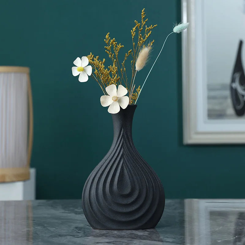 Vase en céramique noir chic Elora : rehaussez la décoration de votre maison