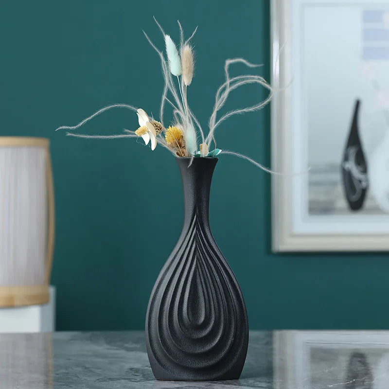 Vase en céramique noir chic Elora : rehaussez la décoration de votre maison