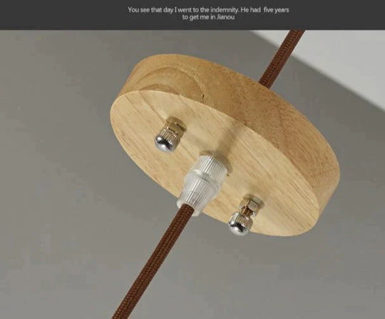 Suspension nordique en bois massif aux lignes linéaires simples